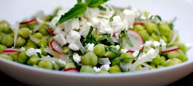 Fresh green chickpeas salad